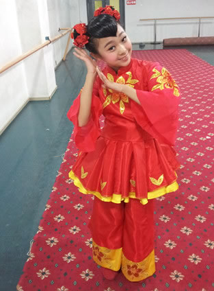 “俏皮的中国芭比”完美的造型配以完美的舞蹈演绎朝气的中国特色