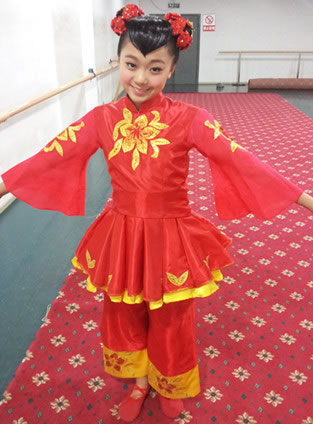 “俏皮的中国芭比”完美的造型配以完美的舞蹈演绎朝气的中国特色